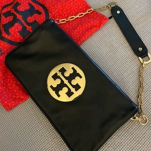 Tory Burch Reva Cluth in Black leather.